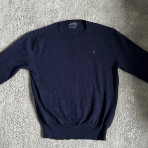Ralph Lauren Tröja - Säljer min Ralph Lauren tröja som knappt är använd och är i storleken M. Den är gjord på 100% merinoull i färgen mörkblå. Nypris: ca 2200kr, Mitt pris: 599! Hör av er vid frågor eller funderingar
