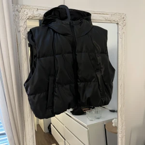 Croppad Väst Stl. M - Säljer denna slutsålda läderimiterade väst från H&M som endast är använd ett fåtal gånger. Köpt för 199, säljer för 80kr😚 Säljaren står för frakten. Skulle säga att den passar XS-M beroende på hur man vill att den ska sitta🫶🏼