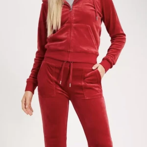 Rött juicy sett - Nu säljer jag mitt röda juicy sett som jag tyvärr inte får användning för. Det är i mycket bra skick. Koftan är i s och byxorna är i xs. Hör av dig för mer bilder och information.