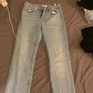 Säljer mina zara jeans då dem int ekonomer till användning länge💞 dem är i Jötre bra längd💞