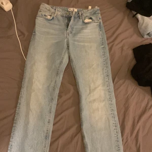 Zara jeans  - Säljer mina zara jeans då dem int ekonomer till användning länge💞 dem är i Jötre bra längd💞