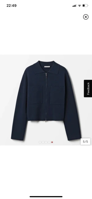 Marinblå cardigan/jacka från Åhléns  - Super snygg kofta som går att använda som jacka lika väl som kofta. Säljer då den inte kommer till användning längre och koftan är i mycket bra skick. Koftan är enkel att styla och snygg till både jeans och kostymbyxor. Skriv för mer info eller bilder 💞