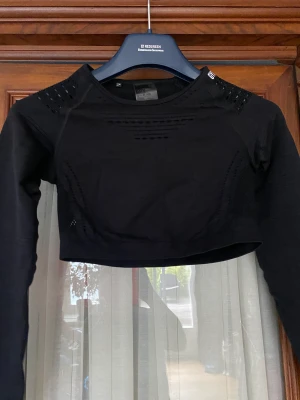 Gymshark träningstopp - Träningstop aldrig använd. Svart, inte blekt som bilderna.