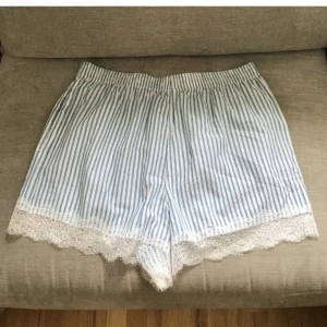 Pyjamas shorts Victoria secret - Säljer dessa pyjamas shorts från Victoria secret som jag andas är använt två gånger. Så himla fina och sköna att sova i. Passar XS-M