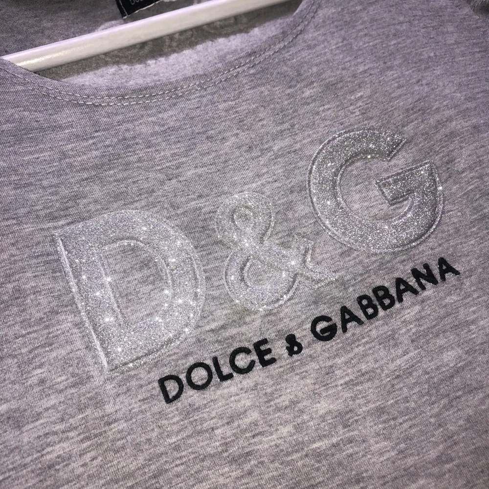 En jättefin topp från dolce & gabbana som är som ny! Står inte vad det är för storlek men passar mig som är en Small. Tryck inte på köp nu!💓. Toppar.