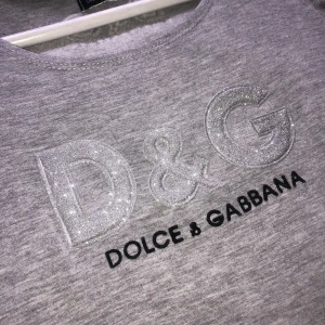 Dolce & Gabbana - En jättefin topp från dolce & gabbana som är som ny! Står inte vad det är för storlek men passar mig som är en Small. Tryck inte på köp nu!💓