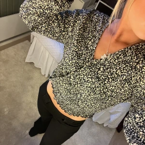 Söt blus  - En söt blus från only. Aldrig använd så i bra skick. Skriv för fler bilder! Frakten ingår! Storlek M men passar mig som vanligtvis är en s🤩