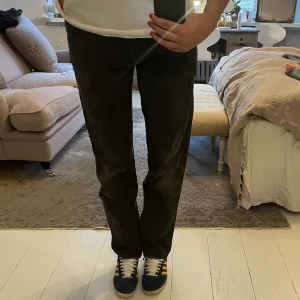 Svata wrangler jeans - Skiiit snygga svarta baggy jeans🖤 Ett av mina favorit par jeans då älskar hur coola och najs dom är