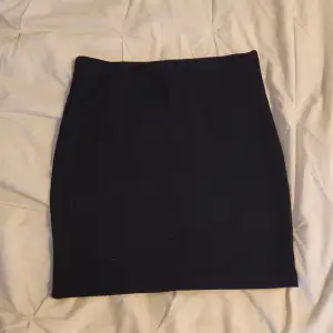 Säljer denna kort tajta kjol från cubus aldrig använd, den är jätte märk blå nästan svart 💗