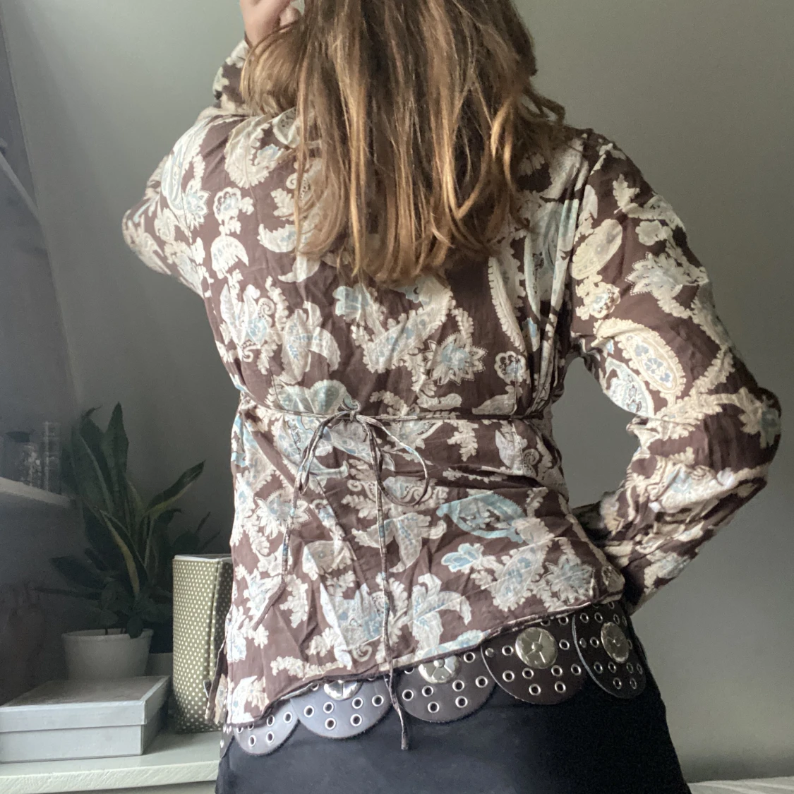 Brun tröja med pärlor - 90