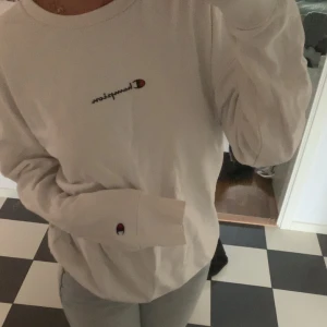  Champion sweatshirt - Så fin tröja från champion! den är i storlek L och sitter som oversize på mig🙏den är så mysig och bekväm🩷den har en liten svart fläck på ena armen men inget man märker alls