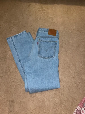 Levi’s 501 jeans - Säljer dessa Straight leg Levi’s jeans. Är i nyskick och ALDRIG använda.  W30 L30