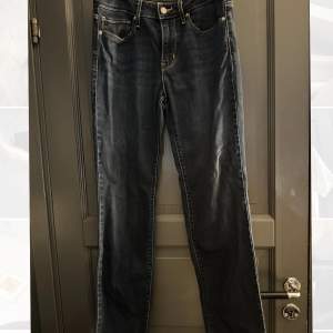 Ett par Levis jeans, aldrig använda  Mörkblå jeans slim  80kr+ frakt