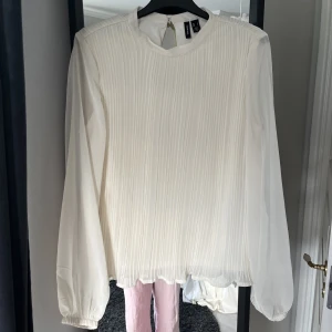 Blus från Vero moda  - Säljer denna superfina blus från Vero moda. Endast använd nån enstaka gång. Skickas mot fraktkostnad eller mötas upp i Linköping💓