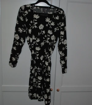 Klänning - Klänning från Ichi i storlek S. Viskosmaterial. Använt men i gott skick, superskön passform! 