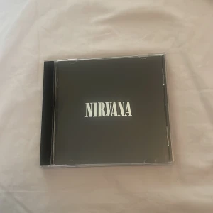 Nirvana CD-skiva - Hej! säljer denna Nirvana CD-skivan. Fodralet är repigt, annars är skivan i väldigt bra skick! Priset kan diskuteras  Kan mötas upp i Linköping, annars står jag inte för frakten. Tryck inte på köp nu!!