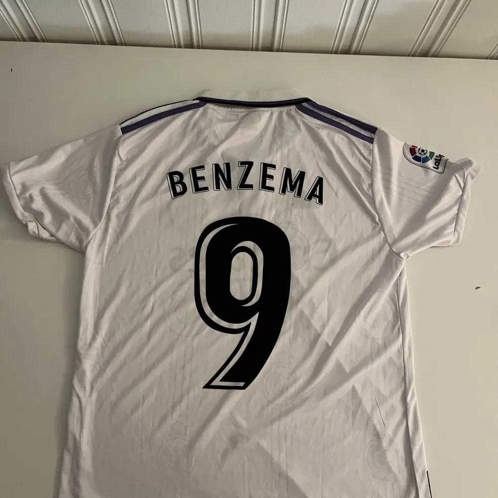 Real Madrid Home 2022/2023 Benzema Storlek S. T-shirts.