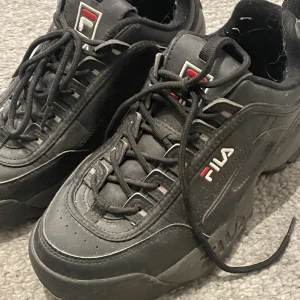 Fila skor - Gamla och mycket använda skor men är fortfarande i bra skick men lite smutsiga (tvättas innan de skickas iväg)