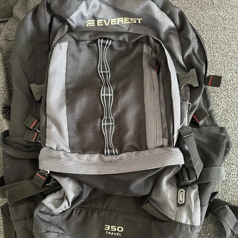 Stor ryggsäck från Everest som lämpar sig för backpackers.. Väskor.