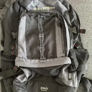Stor ryggsäck från Everest som lämpar sig för backpackers.
