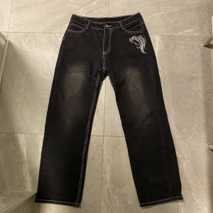 Jeans  - Ett par as snygga coola jeans som tyvärr inte kommer till användning. Jag har vanligtvis strl 38-40(M) i byxor och i dessa tog jag 44 då jag ville ha overzised/baggy och det passade perfekt. Tryck gärna ”köp nu” knappen🥰