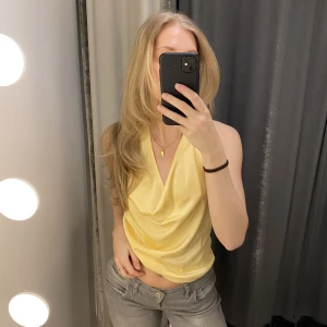 Topp - Säljer denna silkestopp från bikbok som jag aldrig använt, helt oanvänd och endast testad, strl S och säljer för 175+frakt