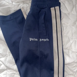 Palm angels byxor  - Äkta palm angels byxor. Använda men i bra kondition. Köpt på miinto, kvitto finns! Stl S  Herr byxor, kan även användas som unisex!  Fast pris få det det är nedsatt från 2000! Köparen står för frakt 