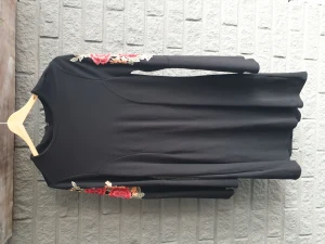 Svart klänning brodyr - Vid kjol