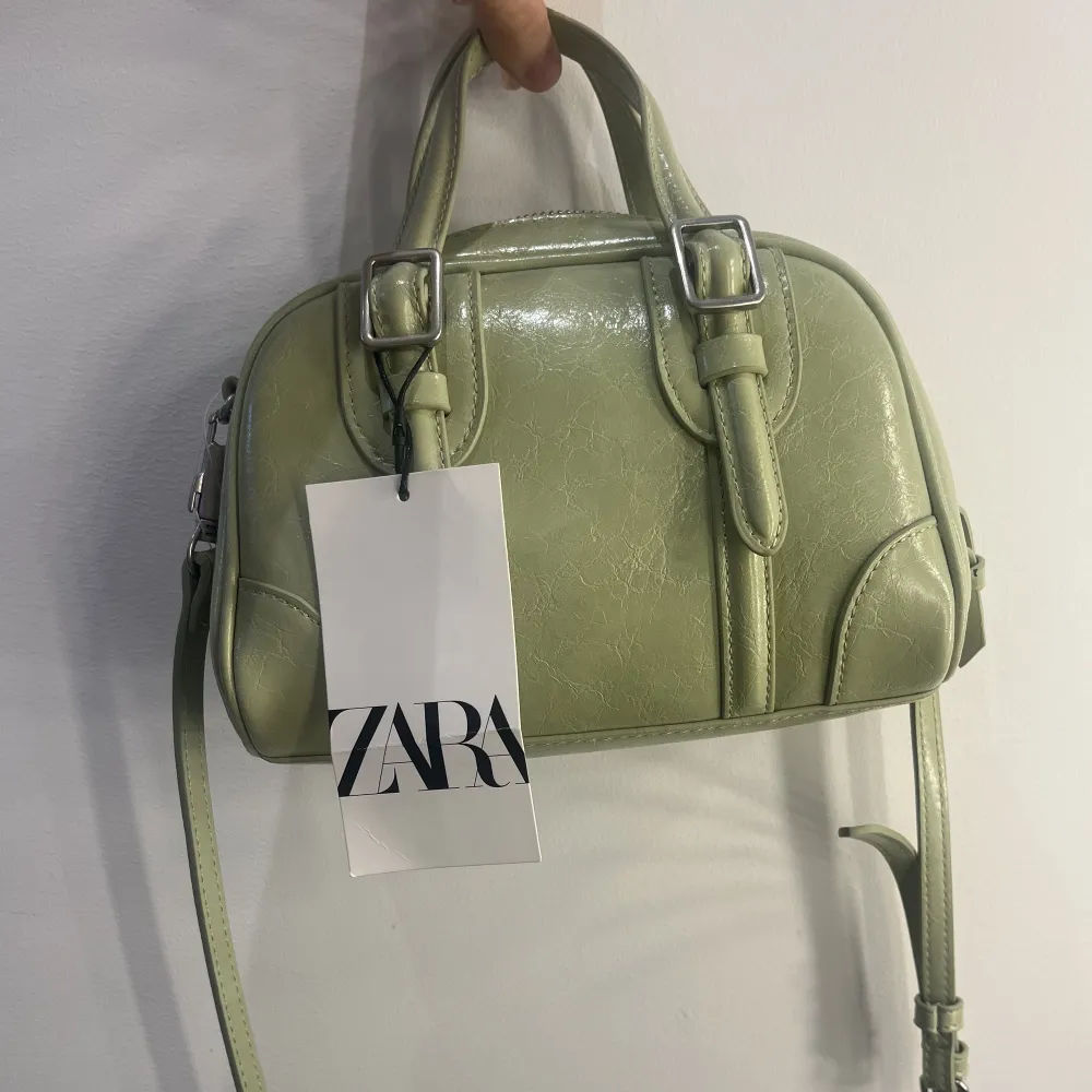 Jätte fin ljus grön väska från zara, prislapp kvar. Aldrig använd, finns lång axelrem som är avtagbar🫶🏻. Väskor.