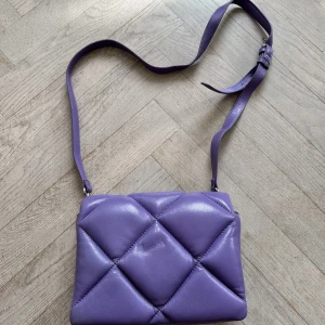 STAND STUDIO Brynn Bag Cross Body - Material: 100% lammskinn Dustbag: Nej Remmens längd: 116 cm Bredd: 23 Höjd: 14.5 Djup: 6.5 cm