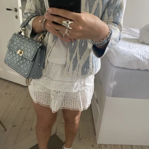 Kjol från zara - Säljer denna super somriga och fina kjolen från zara i storlek 13-14 men passar mig som är xs väldigt bra den är väldigt stretchiga!!!❤️❤️❤️❤️