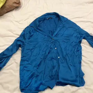 Blå Satin skjorta från Zara