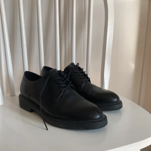 Vagabond skor - Knappt använda, klassiska snörskor med en tidlös design. Modellen är i svart skinn med snörning, rund tåform och låg klack. Nypris ca 1200 kr.   
