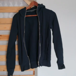 Sail racing  - Den är i 9/10 skick tyvär är den för liten för mig och har sellout just nu, fick den i julklapp och har älskat den. PRISET ÄR INTE HUGGET I STEN