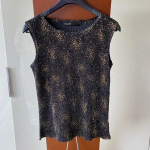 Linne  - Superfint linne med guldigt mönster från Kappahl!! Fint skick:) 