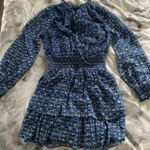 Klänning Zara - Säljer denna jätte snygga sommarklänningen från Zara då den inte passar mig 💕Bara provad en gång, Kontakta för mer bilder/info ☺️