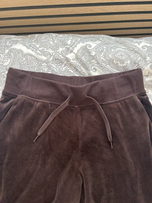 Mjukisbyxor velvet - Bruna mjukis med fickor och tjock resårband. Skönaste materialet jag någonsin haft på mig, super mjuka. Sitter väldigt fint upptill, vida ben. 
