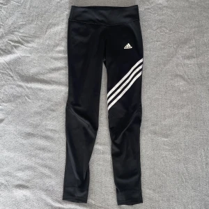 Nike träningstights - Träningstights, längd ner till vaderna ungefär. Fint skick. 