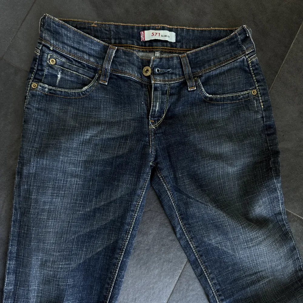 Levis jeans 571 i en jättesnygg mörkblå färg. Stl 28x34 men små i stl🩷 Pris kan diskuteras vid snabb affär. Lågmidjade. Jeans & Byxor.