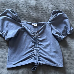 Blus - Säljer denna blå blus inte använd så mycket, bra skick 