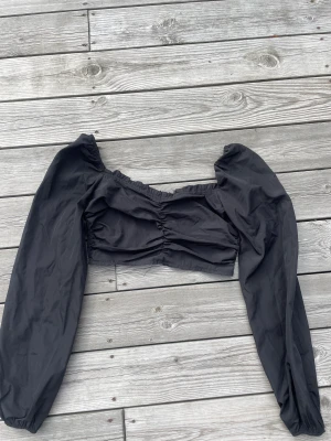 Svart topp!  - Säljer min söta svarta topp med puff armar som knappt kommit till användning! 
