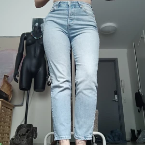 Blåa Jeans - Säljer dessa jeans då dom inte används längre. Har fläckar som inte syns jättemkt därav priset 🙂