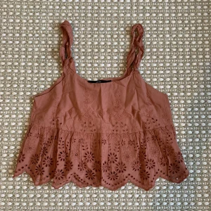 Topp Vero Moda - Använd en gång.  Säljes pga garderobsrensning. Storlek: S Passar till: ungdom/vuxen  För köp, kontakta via Instagram juliarydbergg