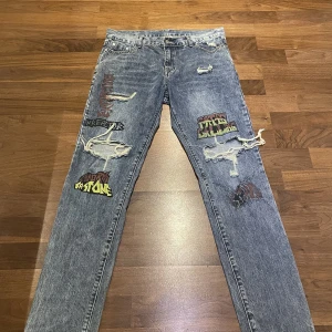 Jeans med graffiti tryck - Köpt på Aelfric Eden köptes för 500kr säljer för 300kr storlek  M/L