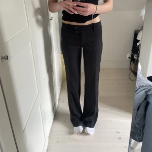 Low waist kostymbyxor - Säljer mina glittriga kostymbyxor då de ej kommer till användning. Glittret är gömt i sömmarna på tyget syns ungefär på sista bilden. De är köpta secondhand men är som nya💕