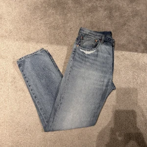 Levis jeans - Säljer nu mina Levis 551z  Båda är i två blå olika nyanser  Passform som Levis 501 vid köp av båda bättre pris  550kr st