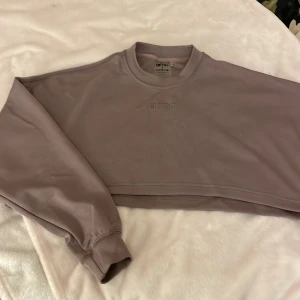 Tränings tröja  - As cool tränings tröja från aimn. Aldrig använt. Det är en ganska kort magtröja men med ett linne under blir d skit snyggt. 