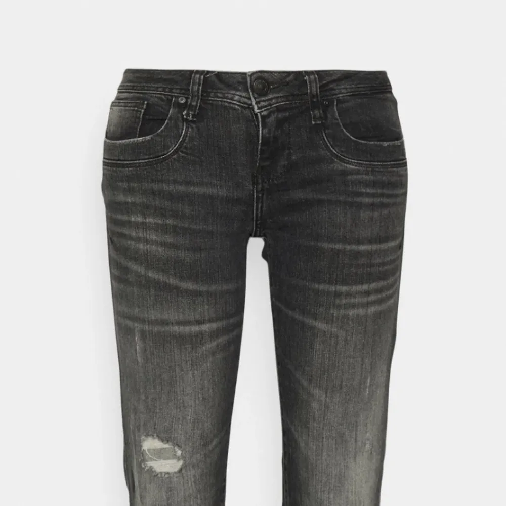 Lågmidjade valerie jeans från lbt, helt slutsålda 🥰använda en gång 😍mycket små i storleken . Jeans & Byxor.