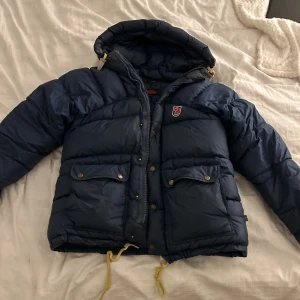 Fjällräven jacka - Marinblå fjällräven, passar mig som är en S och ca 165. 