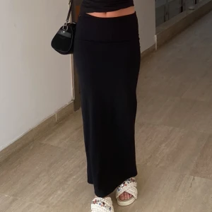 Långkjol med slits  - Svart långkjol med slits bak, säljs då den knappt används. Köparen står för frakten 🥰jag är 174cm